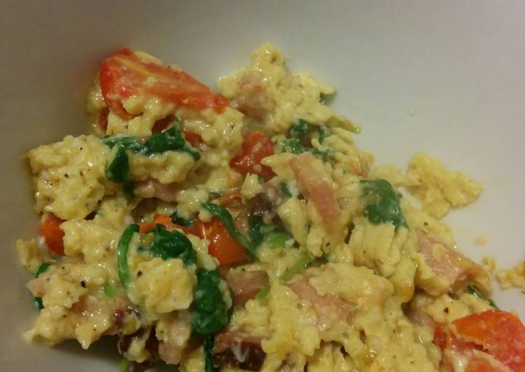 Ovos mexidos com bacon e tomate cereja - Tudogosreceitas