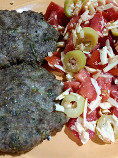Una foto de Hamburguesas caseras con ensalada caprese