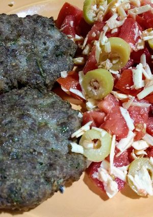 Una foto de Hamburguesas caseras con ensalada caprese