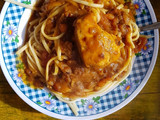 Tallarines rojos con ingredientes básicos