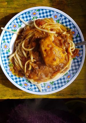 Una foto de Tallarines rojos con ingredientes básicos