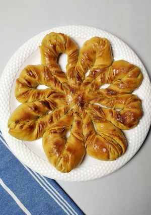 A picture of Garlic Flower Bread.