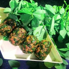 A picture of Methi muthia (fenugreek leaves).