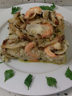Una foto de Arroz salteado con navajas, almejas y langostinos
