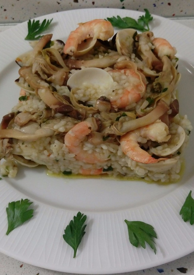 Una foto de Arroz salteado con navajas, almejas y langostinos