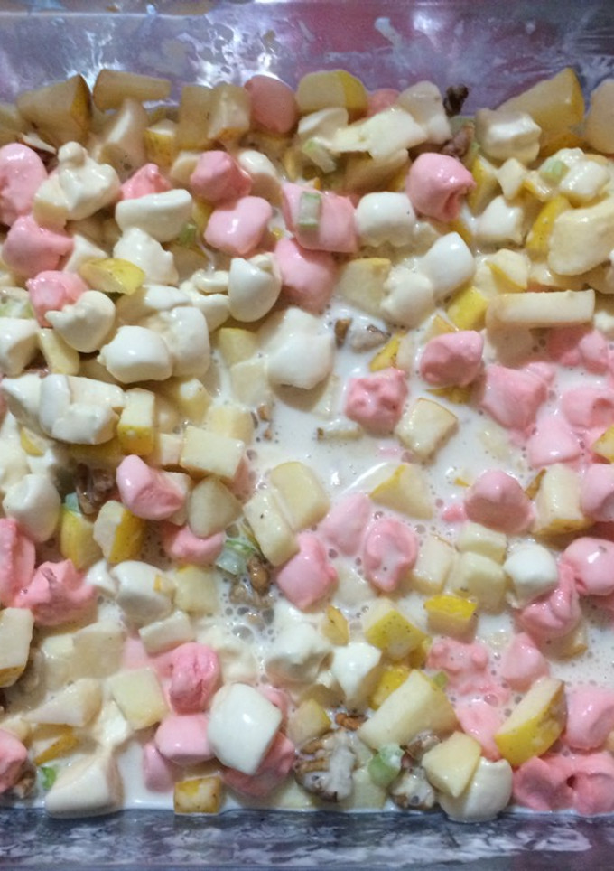 Una foto de Ensalada de manzana navideña