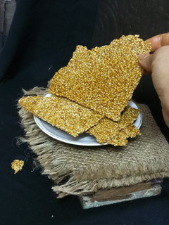 तिल गुड़ चिक्की(til gud chikki recipe in hindi) रेसिपी मुख्य फोटो