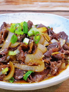 日式洋蔥炒牛肉 的食譜成品照片