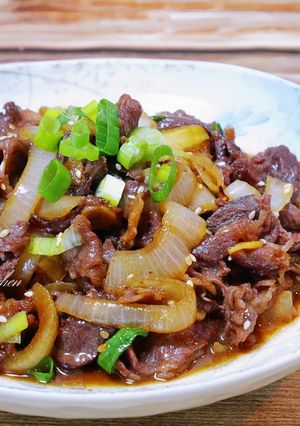 日式洋蔥炒牛肉 的食譜成品照片