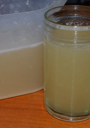 Una foto de Agua de limón y jengibre