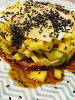 Una foto de Tartar de salmón ahumado con frutas varias