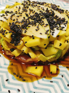 Una foto de Tartar de salmón ahumado con frutas varias