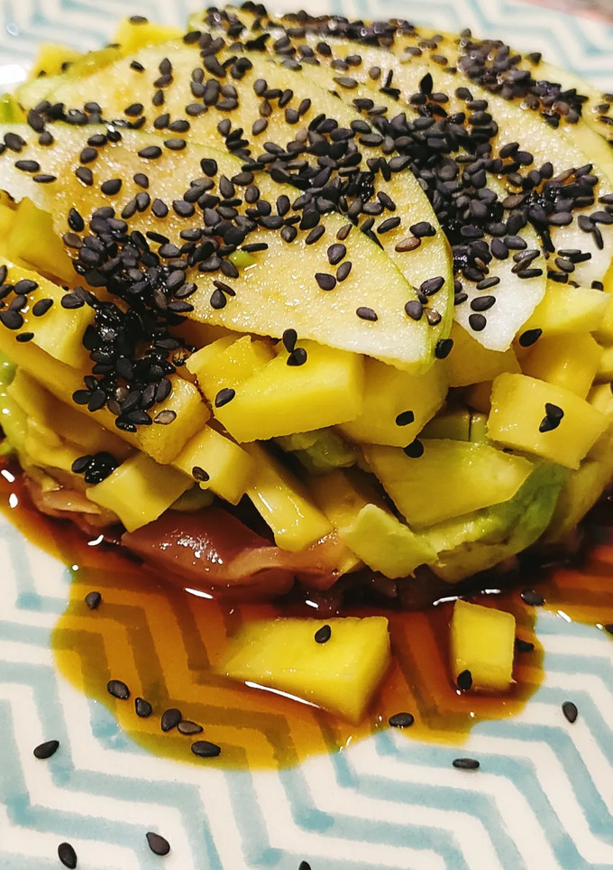 Una foto de Tartar de salmón ahumado con frutas varias
