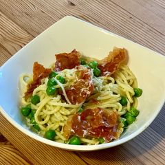 A picture of Pesto and crispy prosciutto pasta.