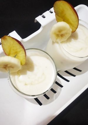 બનાના સ્મૂધી (Banana Smoothie Recipe In Gujarati) રેસીપી મુખ્ય ફોટો