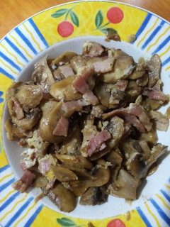 Una foto de Revuelto de champiñón con bacon y huevo