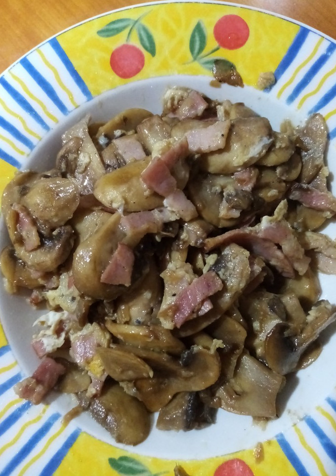 Una foto de Revuelto de champiñón con bacon y huevo