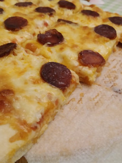 Una foto de Pizza de bacalao y chorizo