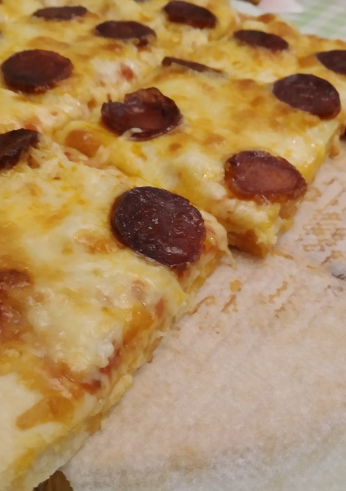 Una foto de Pizza de bacalao y chorizo