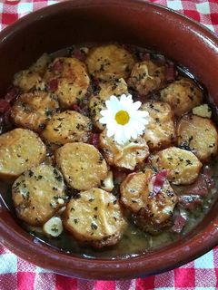 Una foto de Patatas a la importancia con jamón