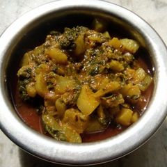 A picture of Radish and Spinach Curry.