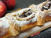 Una foto de strudel de manzana con masa filo