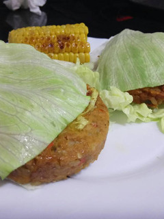 Una foto de Hamburguesa vegana con pan de lechuga