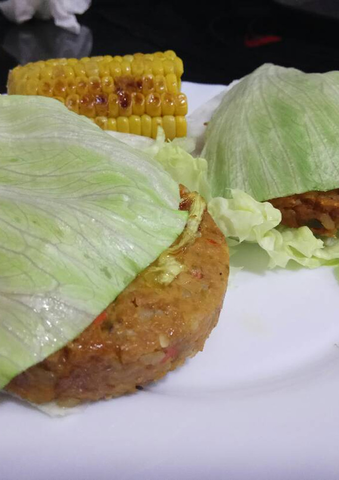 Una foto de Hamburguesa vegana con pan de lechuga