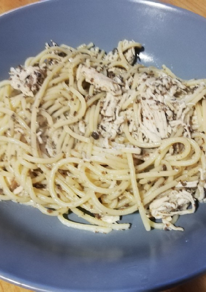 Una foto de Spaghetti con pollo y trufa