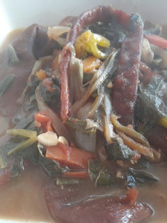 Una foto de Cochayuyo en caldo de verduras saludable