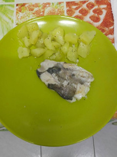 Una foto de Pescado a la plancha con patatas cocidas