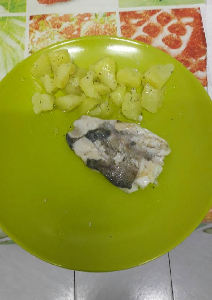 Una foto de Pescado a la plancha con patatas cocidas
