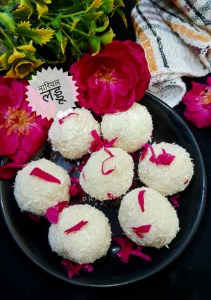 नारियल लड्डू रेसिपी मुख्य फोटो