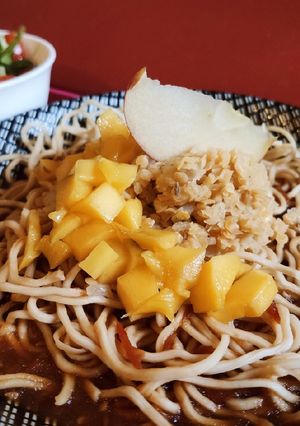 Une photo de Nouilles chinoises sauce aigre douce