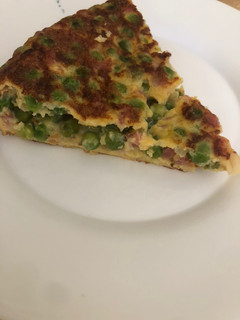 Una foto de Tortilla de guisantes 🫛 con cebolla 🧅 y jamón