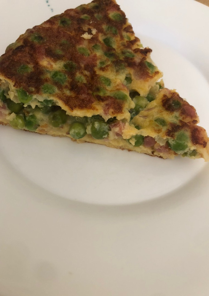 Una foto de Tortilla de guisantes 🫛 con cebolla 🧅 y jamón
