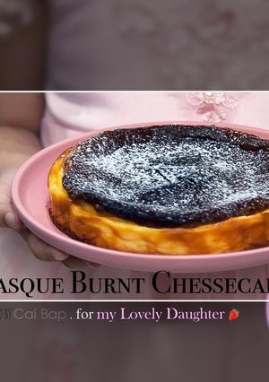 Hình của món Basque Burnt Chessecake/Bánh phô mai nướng.
