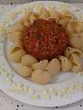 Lumaconi con carne salteada con tomate y queso viejo