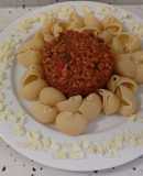 Lumaconi con carne salteada con tomate y queso viejo