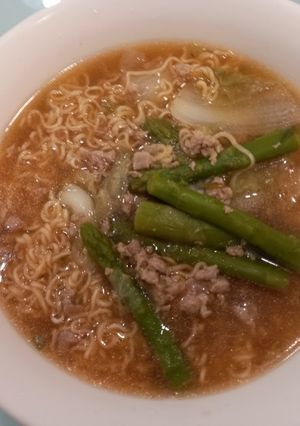 蘆筍豬肉泡麵 的食譜成品照片