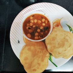 A picture of Chhola bhatura.