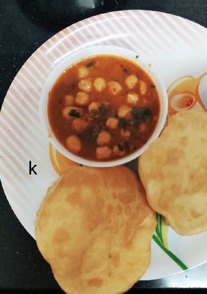 A picture of Chhola bhatura.