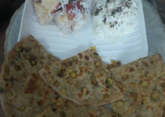 Recipe: Appetizing Diabetes friendly parantha with curd and salad