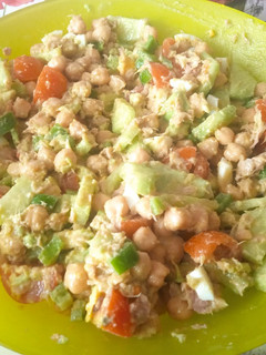 Una foto de Ensalada de garbanzos y aguacate