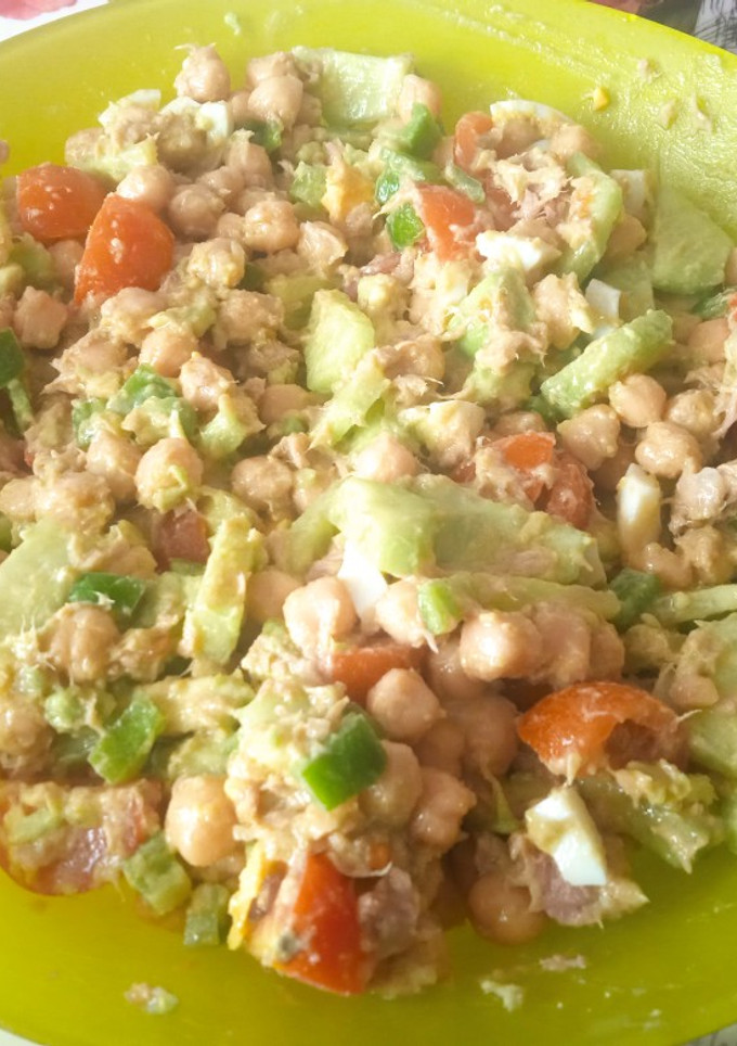 Una foto de Ensalada de garbanzos y aguacate