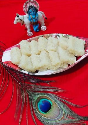 नारियल की बर्फी (Nariyal ki barfi recipe in Hindi) रेसिपी मुख्य फोटो