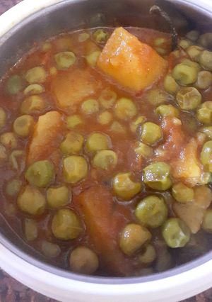 A picture of Aloo mattar ki sabzi.