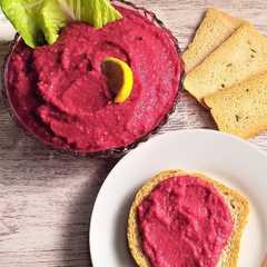 Una foto de Hummus de garbanzos y remolacha