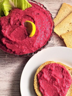 Una foto de Hummus de garbanzos y remolacha