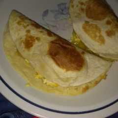 Una foto de Tortillas rellenas de huevo revuelto a la pauli😋🤤